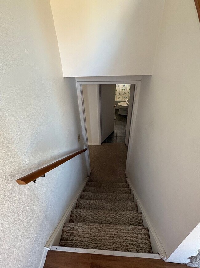 Building Photo - 4 bedroom 2 bath home prime location