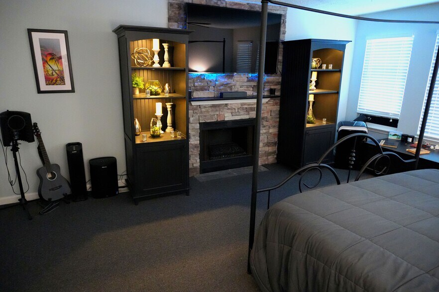 Building Photo - 932 Kingsbury Dr