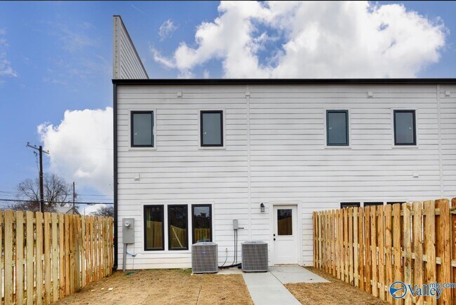 Building Photo - 2504 Freeman Rd SW