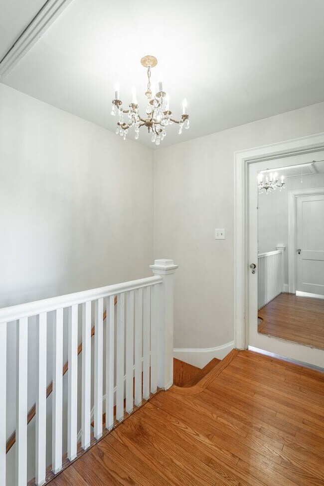 Building Photo - 3 Bedroom 2 Bath Classic