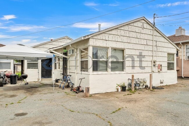 Building Photo - Unit 5