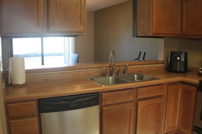 Building Photo - ***$500.00*** off June rent for signed lease starting June 1st.!! Elton Ridge townhome.