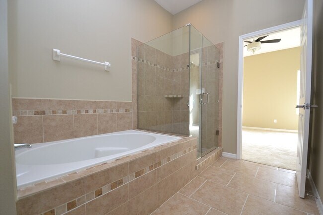 Building Photo - Fantastic fully upgraded 4 BR Oviedo Pool ...