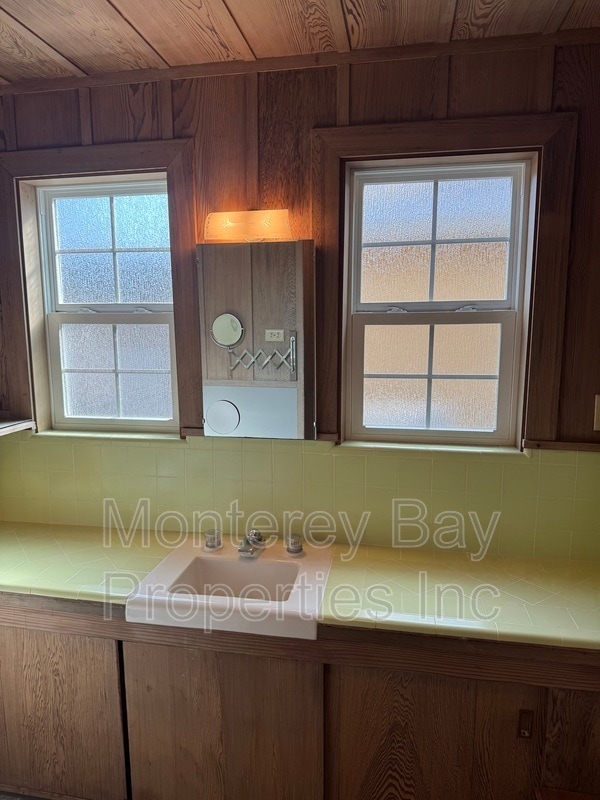 Building Photo - 711 Riverview Dr