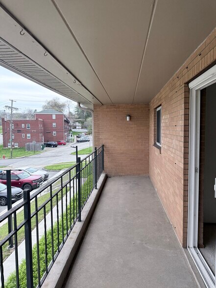Building Photo - 437 College Ave