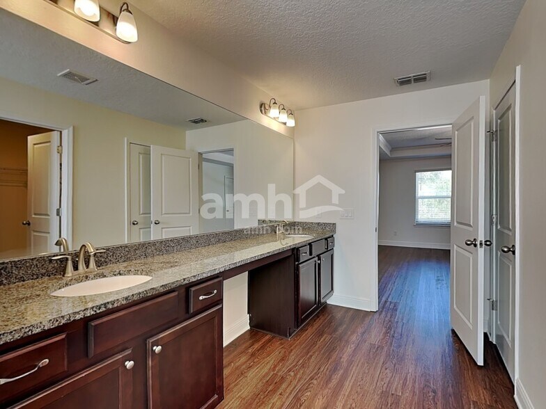 Building Photo - 719 Zarabrooke Ct