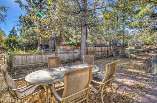 Building Photo - 1320 Oak Ct