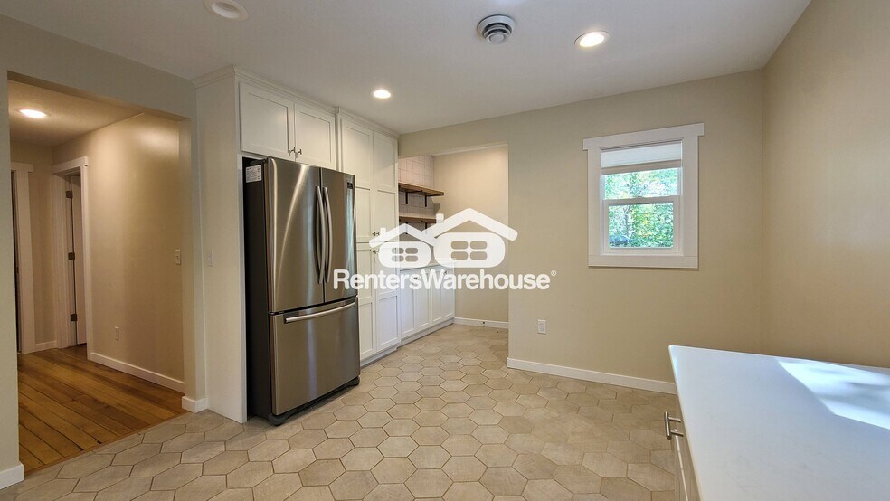 Building Photo - 217 River St