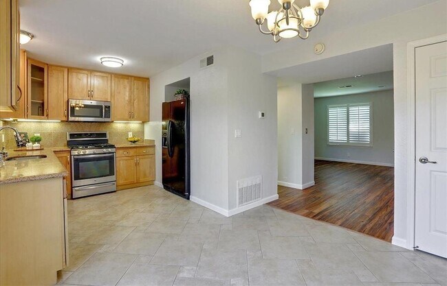 Building Photo - 3370 Northwood Dr.