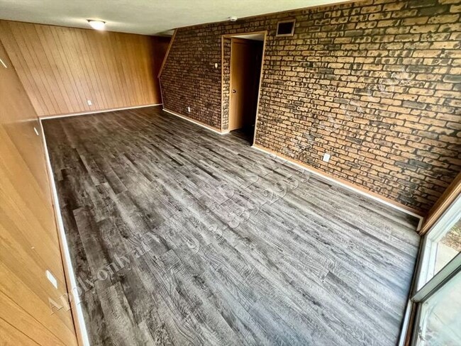 Building Photo - Awesome 2 Bedroom Duplex in Overland Park-...