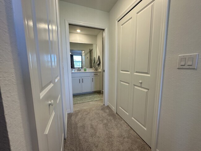 Building Photo - "Spacious 3-Bed with 2 Baths Condo in Prime Venice Location"