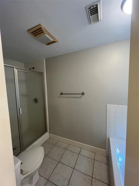 Building Photo - 2107 Greentree Dr