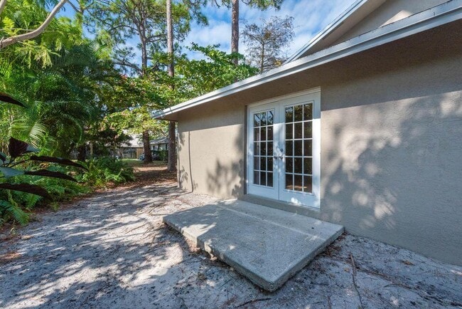 Building Photo - 1025 Staghorn St