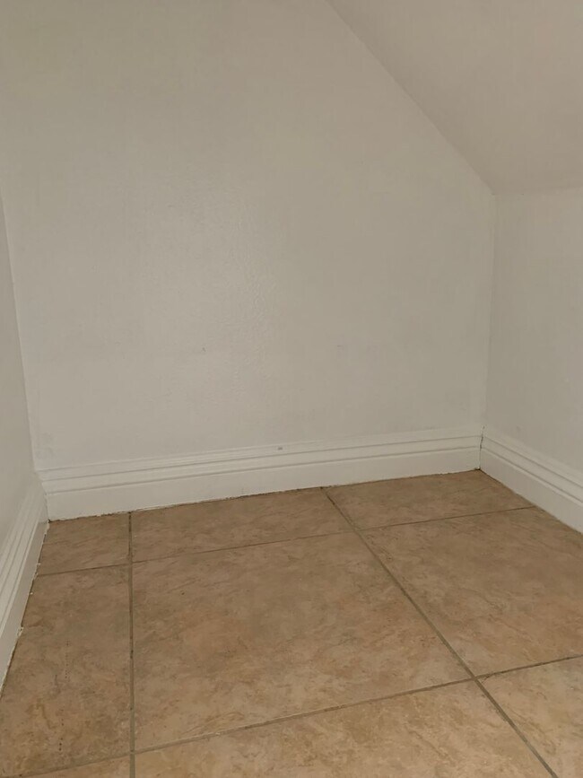 Building Photo - Willowbrook Triplex