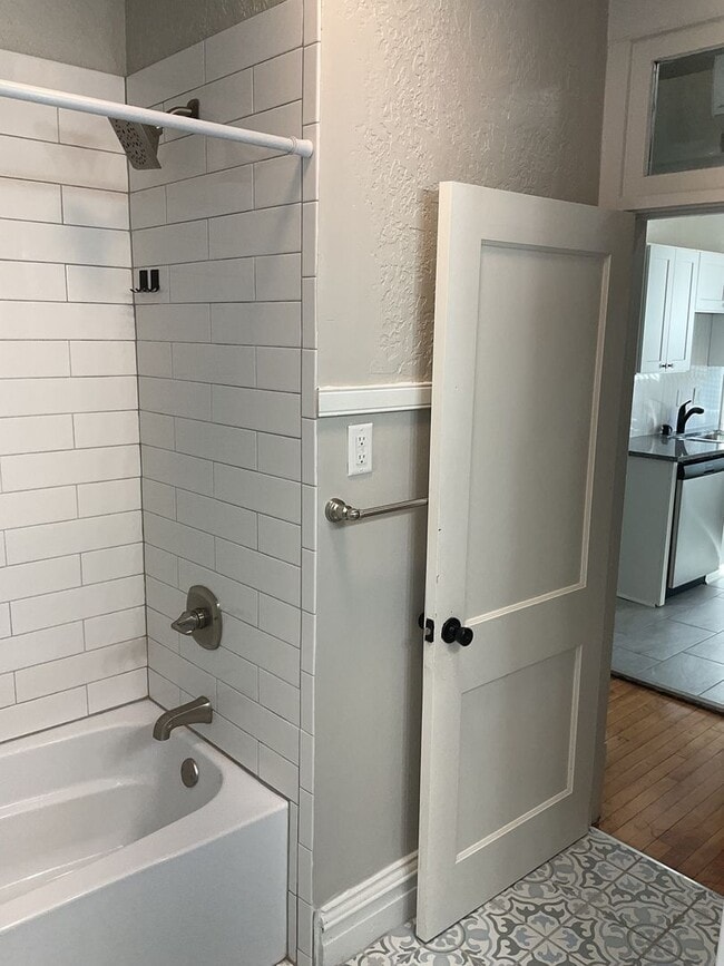 Building Photo - Beautifully Updated 4 BR/2 BA Upper-Level Duplex in Minneapolis with 2-Car Garage!