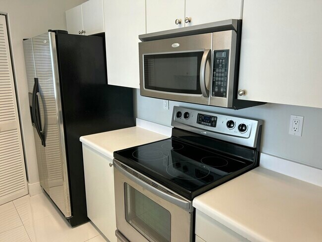 Building Photo - 3020 NE 32nd Ave