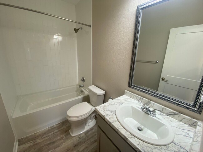 Building Photo - Spacious Englewood Home