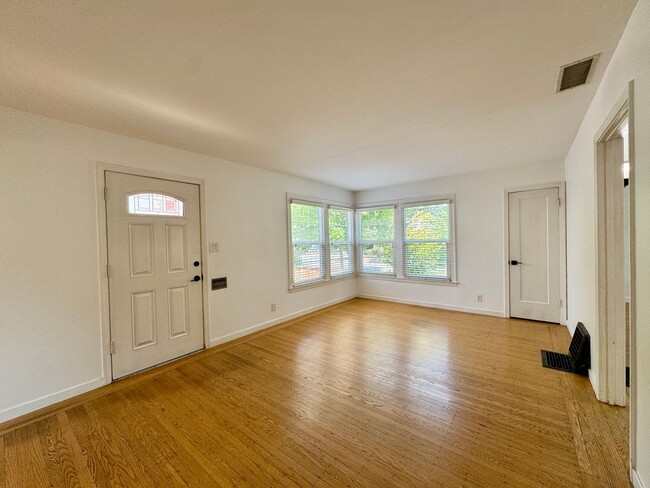 Building Photo - Charming Home Available Now!