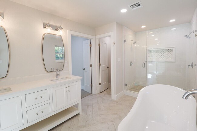 Building Photo - 4 Bed | 3 Bath on Keystone Lake!
