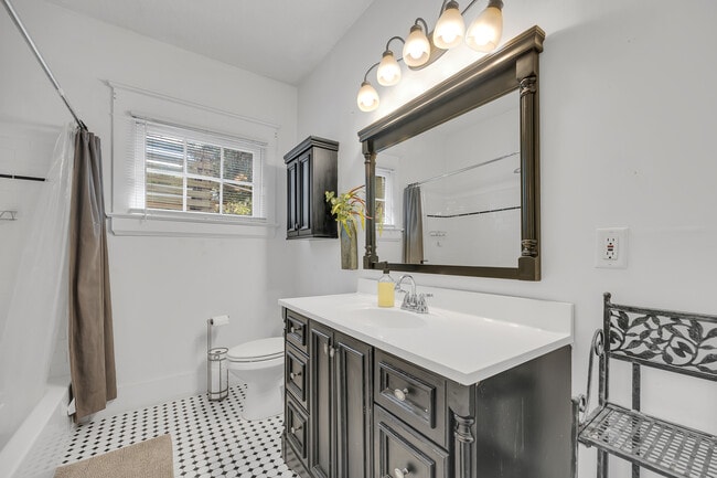 Building Photo - 118 Cottage Ave