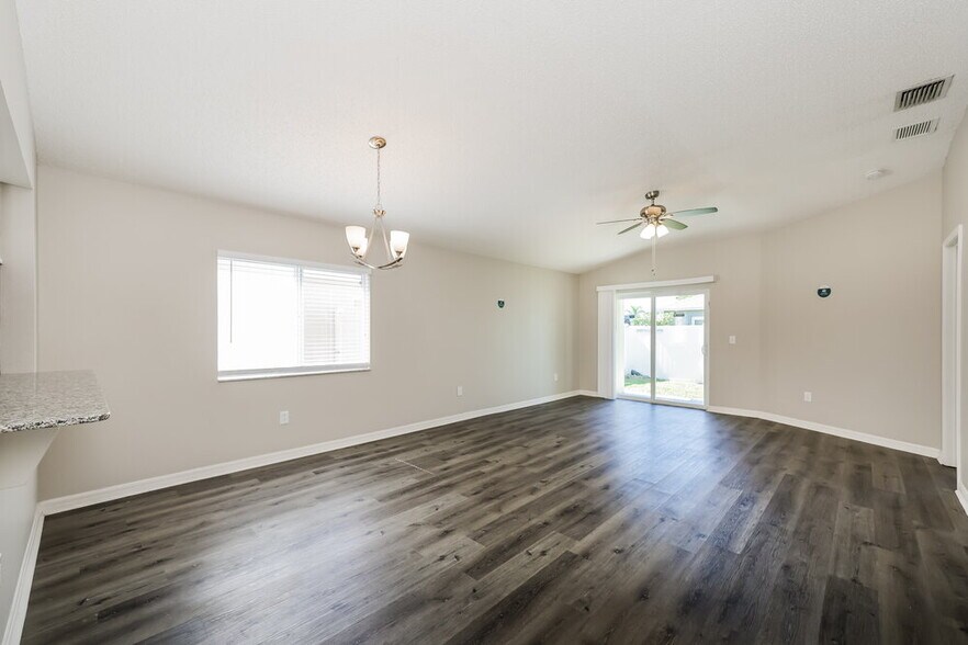 Building Photo - 11751 Lynmoor Dr