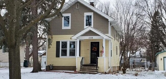 Primary Photo - Charming 2 Bedroom, 1.5 Bathroom Home for ...