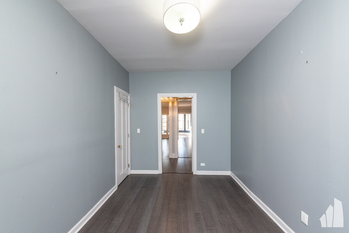 Building Photo - 450 W Surf St