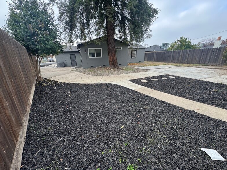 Huge backyard - 809 Badgley Dr