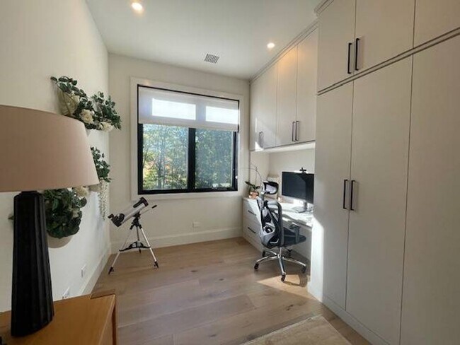 Building Photo - 9 Willow Pond Rd