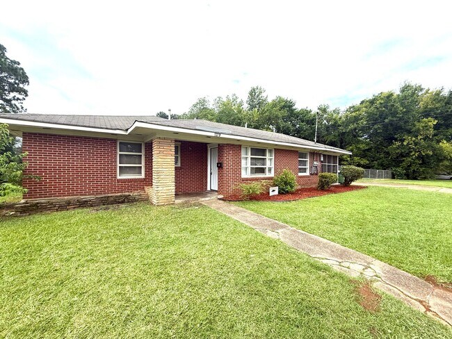 Primary Photo - ** 3 Bed 1 Bath Located in Montgomery Heig...