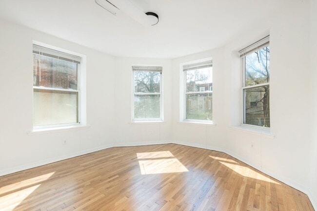 Building Photo - 1424 W Girard Ave