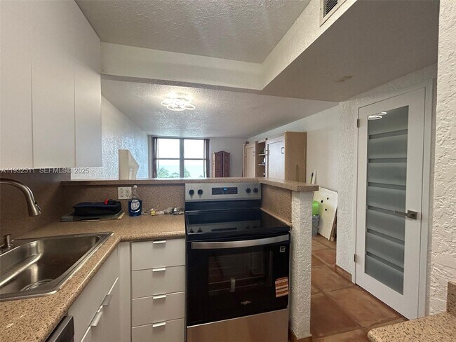 Building Photo - 2899 Collins Ave