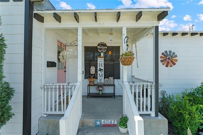 Building Photo - 4047 W Vanderbilt Dr
