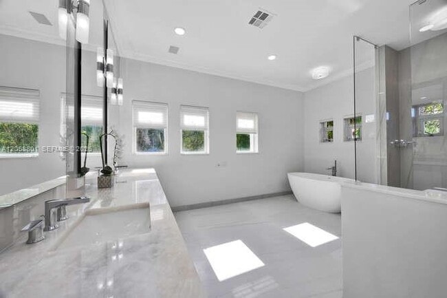 Building Photo - 621 N Mashta Dr