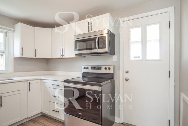 Building Photo - This home exudes a cheerful and welcoming charm!