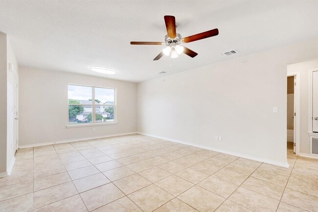 Building Photo - 2200 Creekside Ln