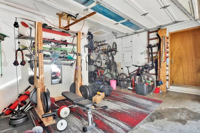 Building Photo - Preleasing Now! Available early August! 7 Bed, 2.5 Bath House!