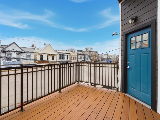 Building Photo - 32 Charles St