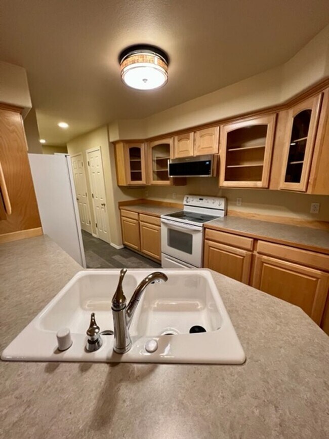Building Photo - Updated 3 Bedroom Condo!