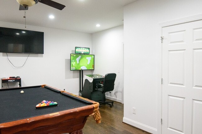 Building Photo - Luxury Living w/ Pool In Brentwood!