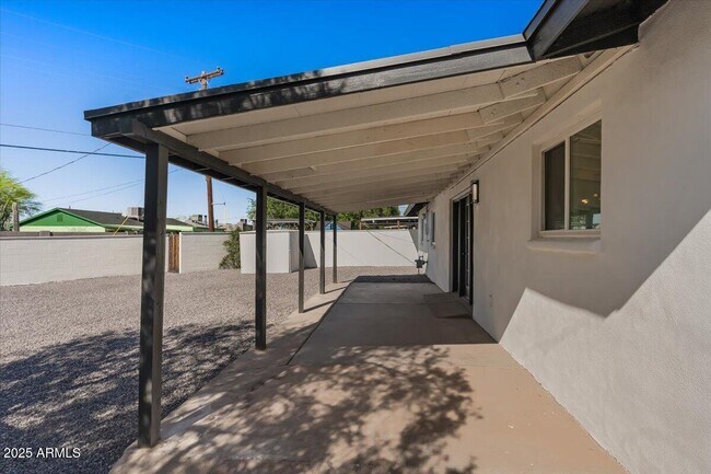 Building Photo - 8617 E Palm Ln