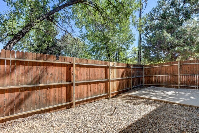 Building Photo - 114 Bradshaw Dr
