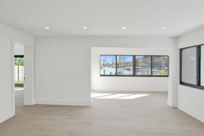 Building Photo - 840 SE 22nd Ave