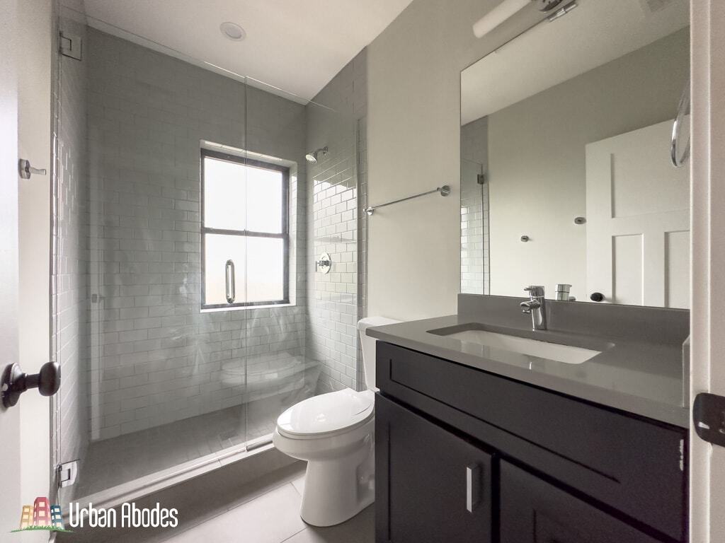 Building Photo - 2206 W Eastwood Ave