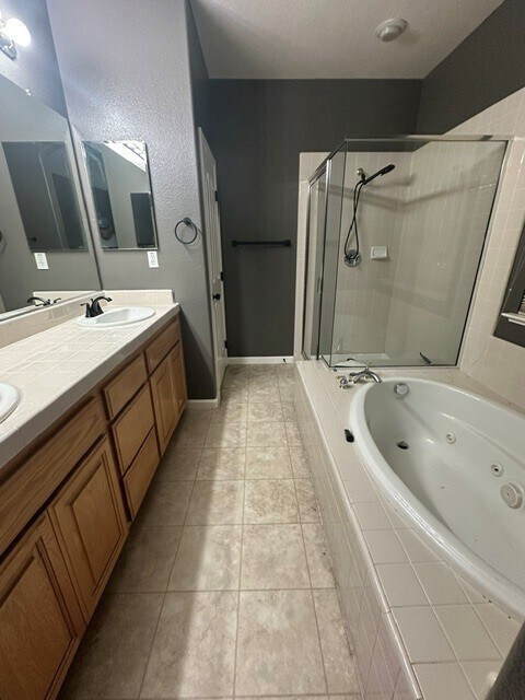 Master bathroom. - 6632 Maple Creek Dr