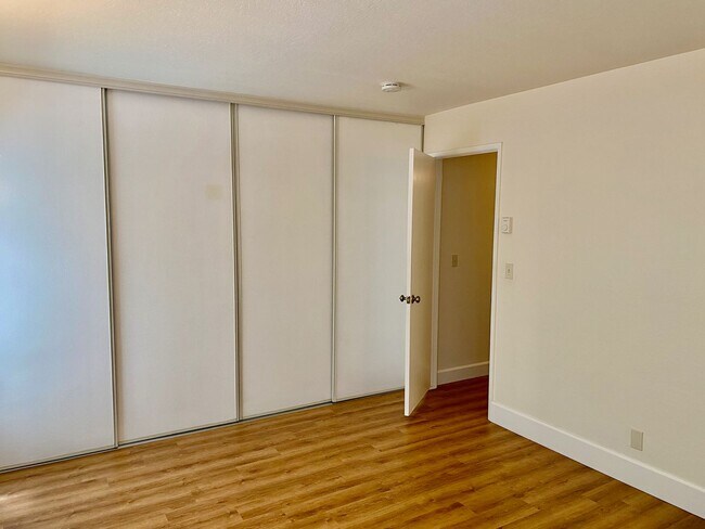 Building Photo - Private, Comfortable Downstairs Condo