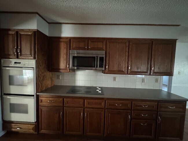 Building Photo - 807 Bass Cir