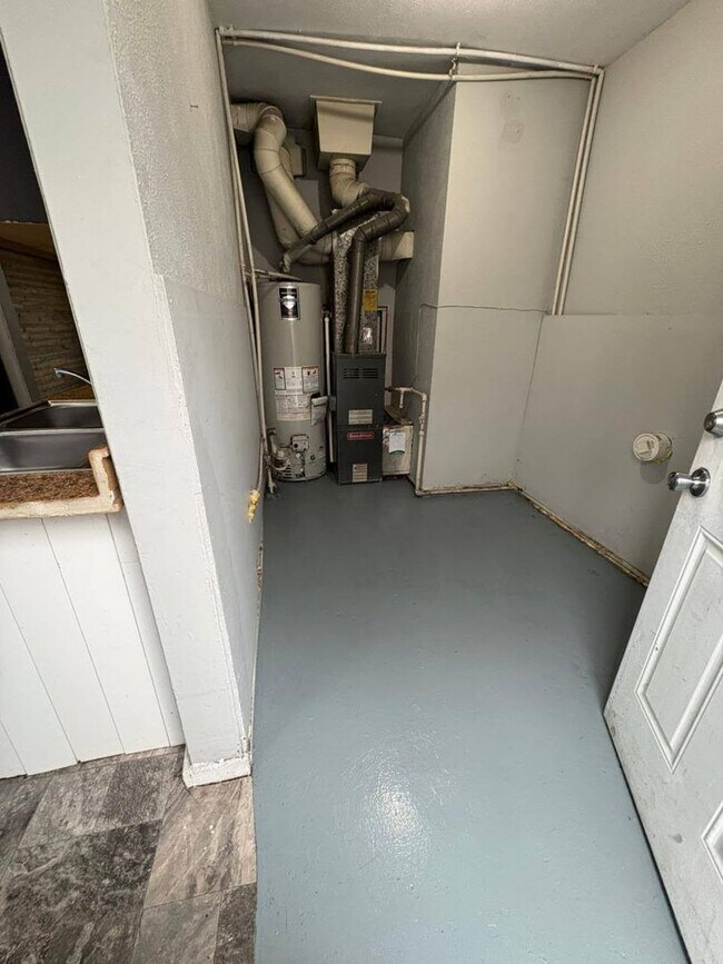 Building Photo - 2-Bedroom, 1-Bathroom Home – $1,055/Month | Accepting Section 8