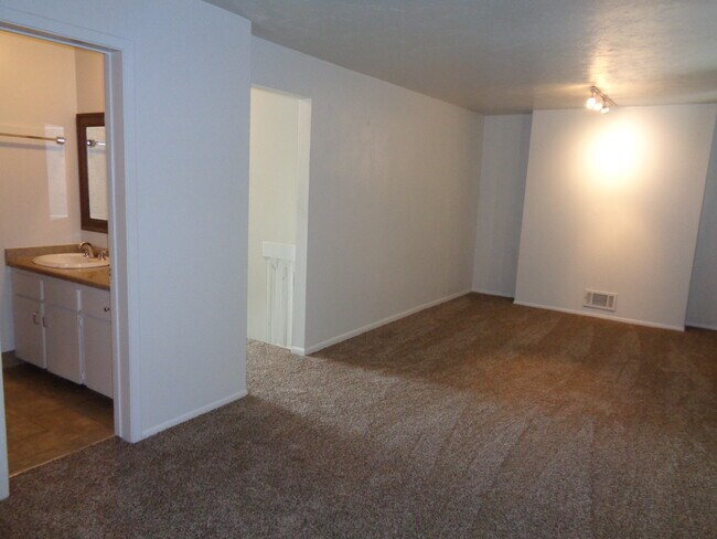 Building Photo - 495 E Creekside Cir