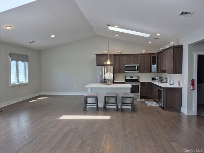 Building Photo - 44 Fox Hill Dr